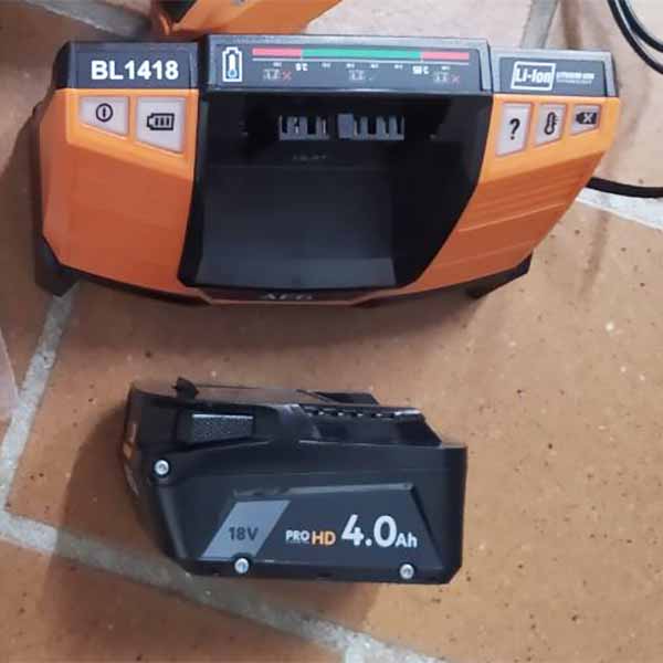 Kit caricabatterie e batteria 4.0Ah HD AEG pro 18V